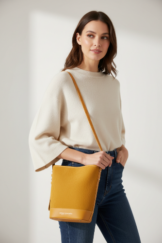 Vrouw met gele schoudertas